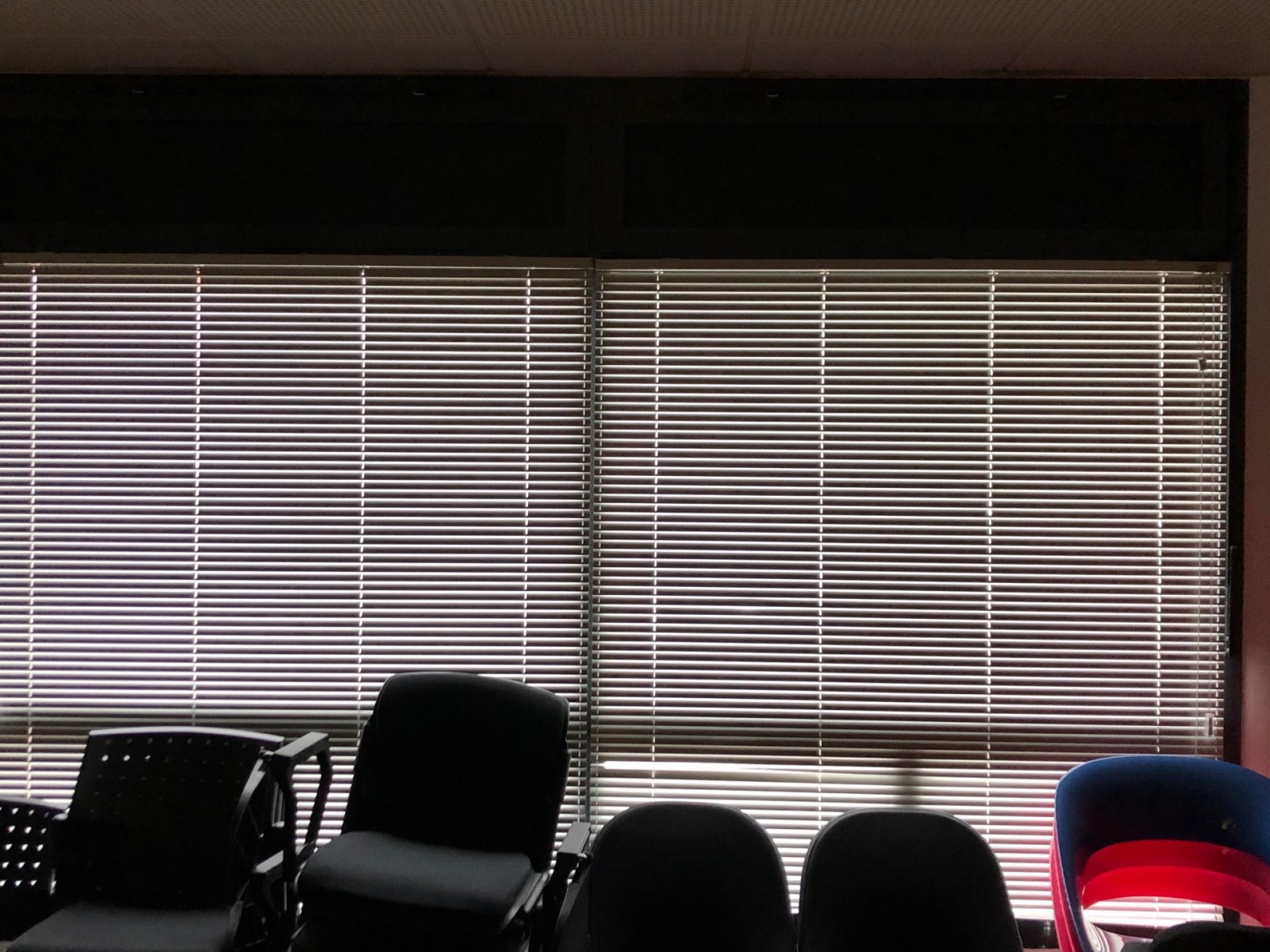 Quelle alternative aux stores pour éviter les reflets provoqués par la luminosité dans les bureaux d'un service public près de Valence, dans la Drôme