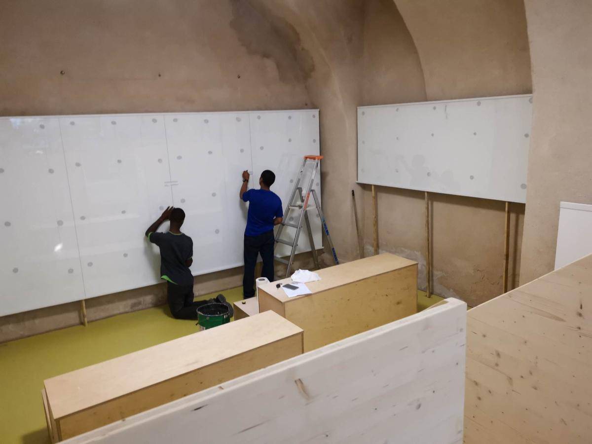 Panneaux vitrés recouverts d'un film opaque pour tableau blanc effaçable à la DRAC de Montpellier