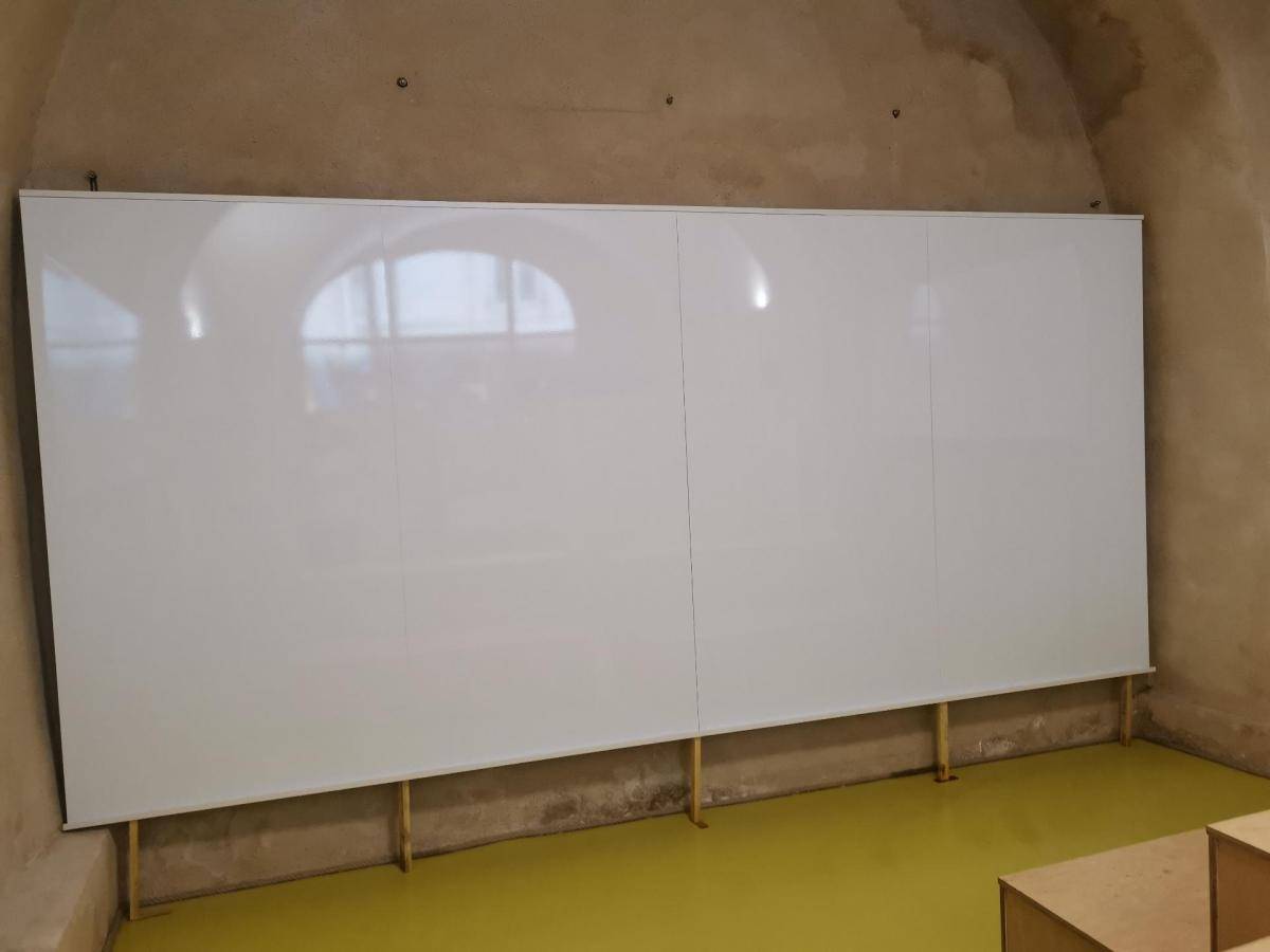 Film opaque sur-mesure collé sur une surface vitrée permettant d'écrire et effacer pour une salle de réunion, Montpellier, Hérault