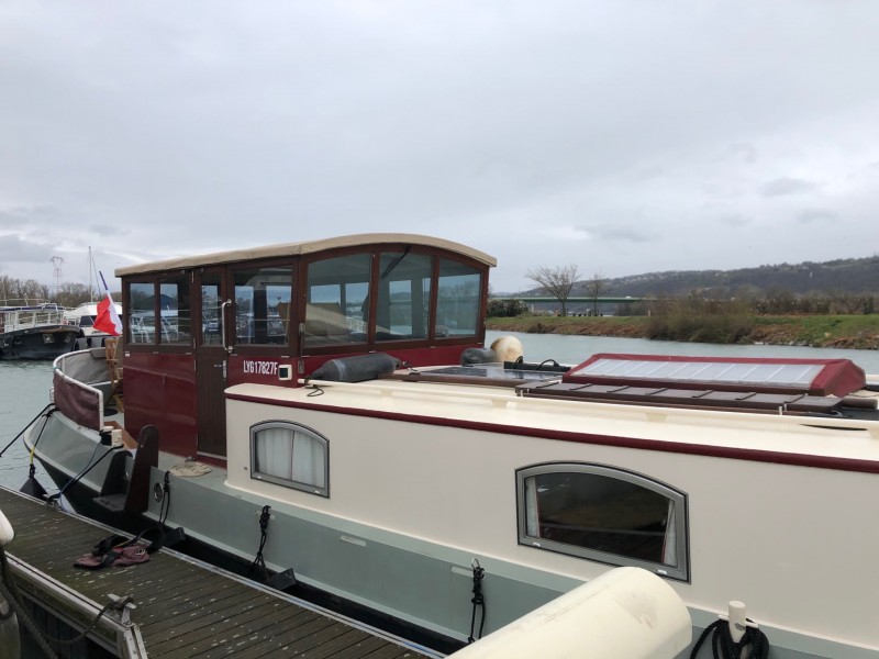 Protection solaire des vitrages de la timonerie d'une péniche à Valence