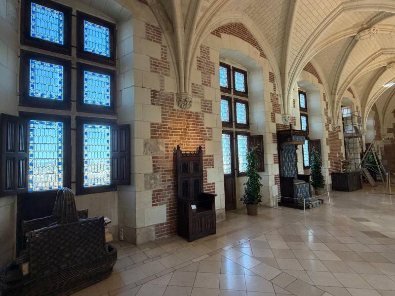 Installation d'un film anti-UV pour protéger les vitraux et oeuvres d'art du Château d'Amboise 37