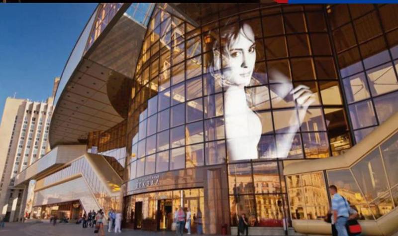 Façade vitrée transformée en écran géant led transparent