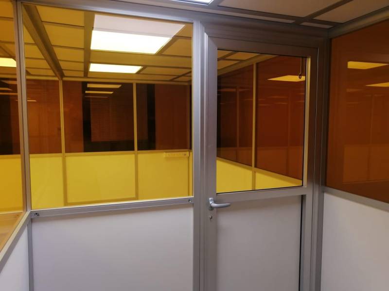 Installation d'un film anti-UV dans un laboratoire à Lyon