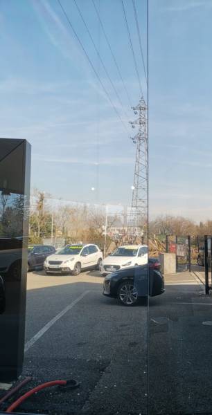 Films solaires pour teinter les baies vitrées d'une concession automobile à Valence, Drôme