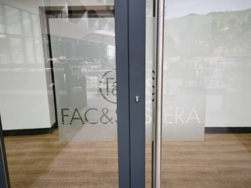 Films de signalisation visuelle collées sur les vitrines du restaurant le Marius à Tain-l'Hermitage, Drôme (26)