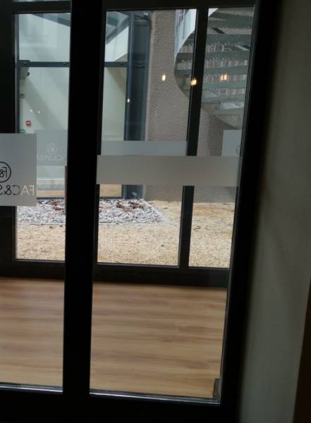 Demander un devis pour la fourniture et pose de vitrophanies de marquage sur une vitrine de magasins au Pontet, Avignon