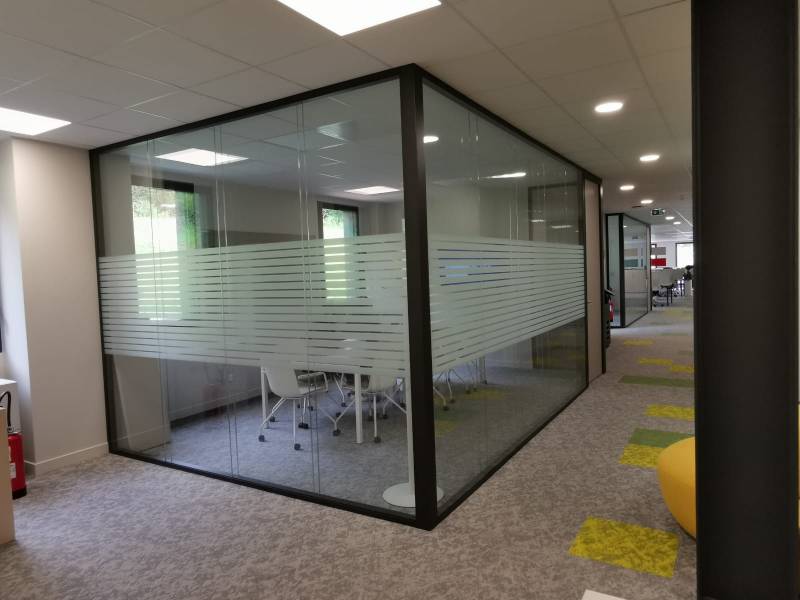 Pose de films de décoration sur les cloisons vitrées de bureaux à Limonest, Nord de Lyon