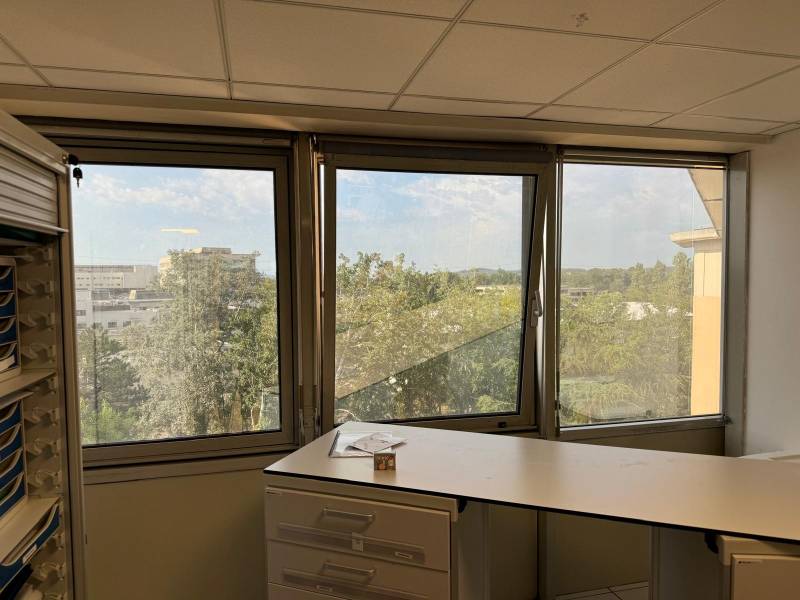 Pose de  film de protection solaire dans un ERP à Avignon dans le Vaucluse