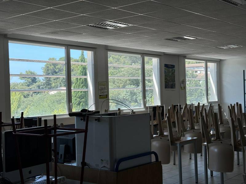 Film solaire pour protéger de la chaleur solaire entrante dans un collège à Nîmes
