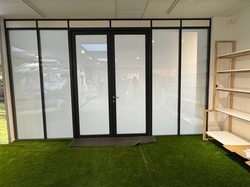 Porte et cloisons vitrées recouvertes de films à cristaux liquides à Oyonnax