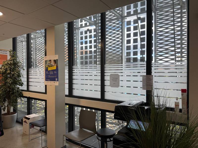 Pose de film adhésif solaire en extérieur pour diminuer la chaleur au sein d'un établissement dans le 13