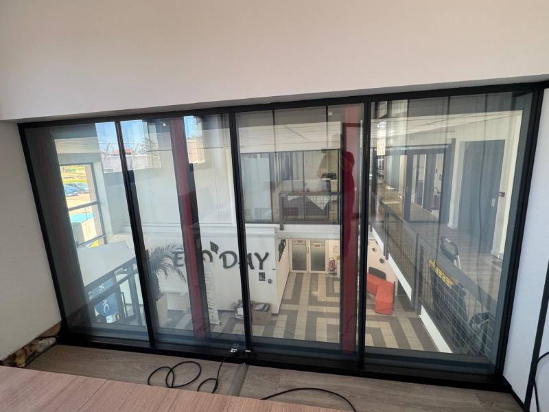 Pose de film à opacité contrôlée sur des cloisons vitrées existantes à Romans-Sur-Isère