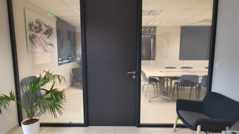 Utilité de la pose de films à opacité variable sur les cloisons vitrées pour agencer des bureaux à Toulouse 31000