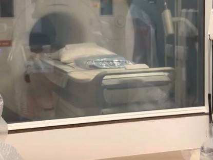 Salle d'IRM dans un hôpital en Avignon avec paroi vitrée équipée d'un film à opacité variable