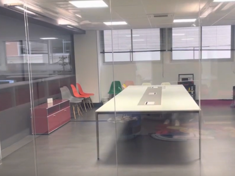 Le rôle du film occultant connecté pour équiper les cloisons vitrées et aménager des bureaux à Monaco