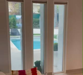 Le film occultant connecté pour commander à distance l'opacité des fenêtres et éviter les vis-à-vis ici dans une maison à Cagnes sur Mer