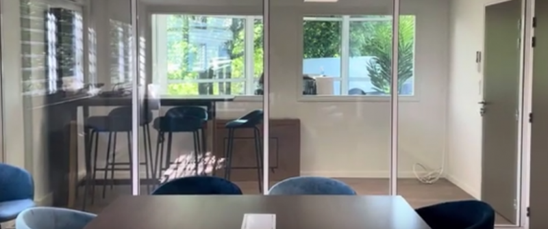 Cloison vitrée de salle de réunion avec film à opacité variable dans des bureaux à Toulouse
