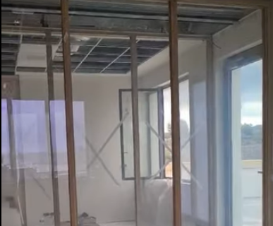 Smart film sur cloison vitrée avec châssis bois dans un bureau à Lançon de Provence