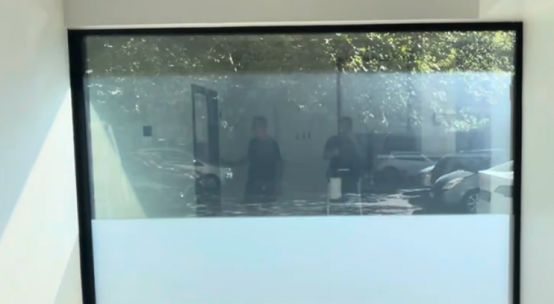 Fenêtre avec verre à opacité contrôlée et filtre solaire pour clinique dentaire prsè d'Aix en Provence