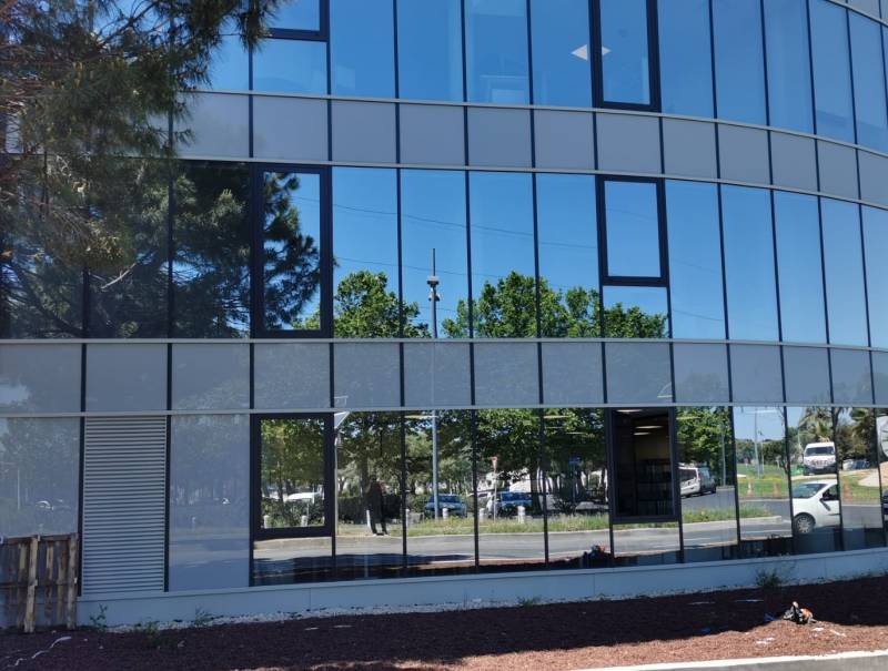 Installer un film solaire sur les vitrages professionnels sans risque de contamination au Covid-19 en PACA