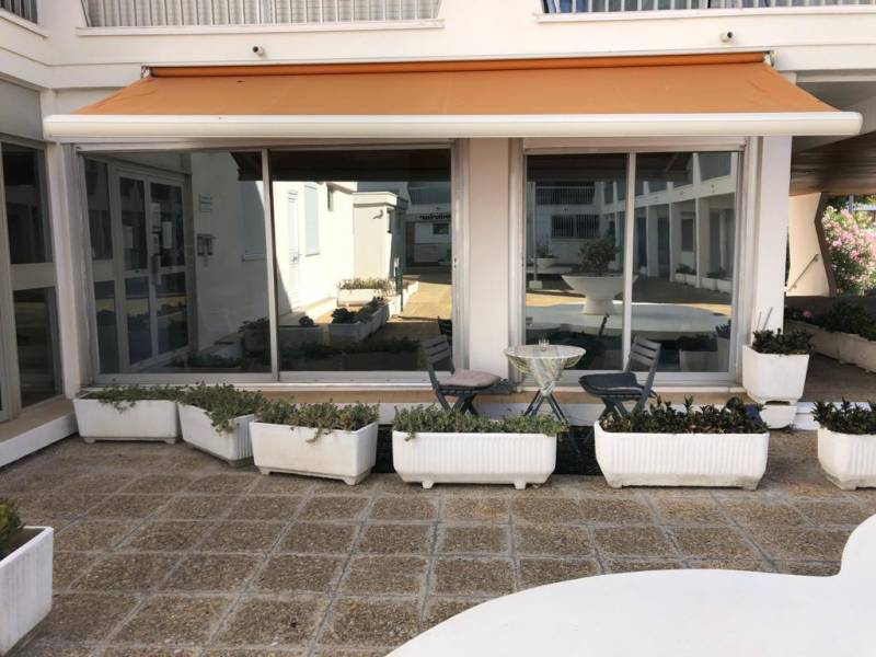 Pose de films miroir sans tain anti vis-à-vis sur les fenêtres d'un appartement à la Grande-Motte