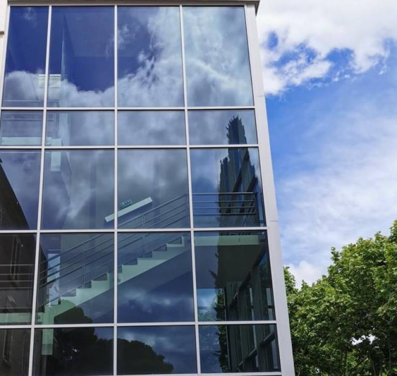 Vente et installation de films de protection solaire sur les vitrages des locaux professionnels à Latte, près de Montpellier