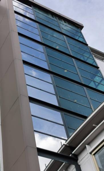 Une des solutions pour se protéger de la chaleur dans des immeubles vers Menton : la pose d'un solaire sur le verre existant