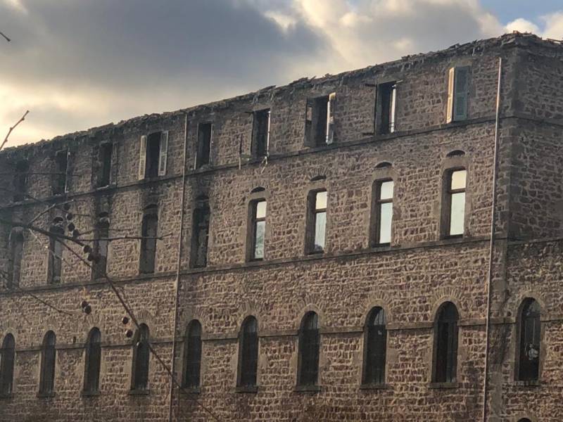 Seules les fenêtres équipés de films anti chaleur ont résisté au feu sur ce bâtiment près de Valence