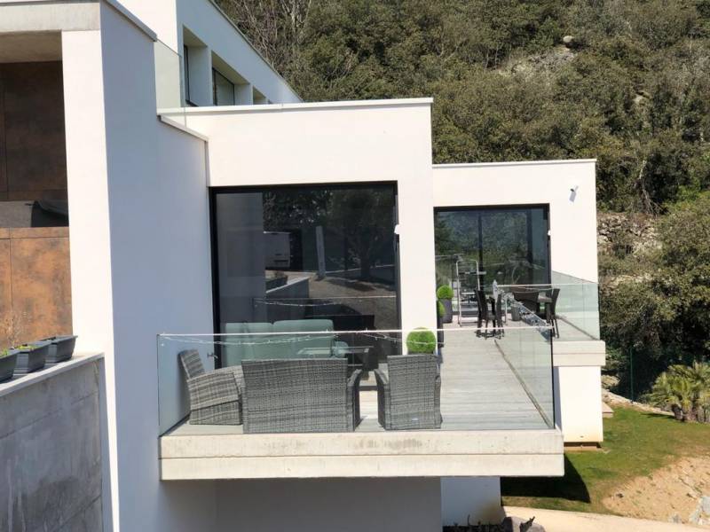 Exemple d'architecture contemporaine dans le Sud Est de la france avec vitrages protégés par des films adhésifs high tech anti chaleur