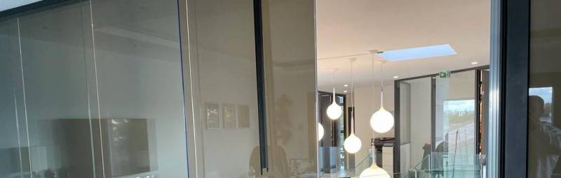Cloisons vitrées de bureaux à Romans sur Isère habillées d'un film connecté noir
