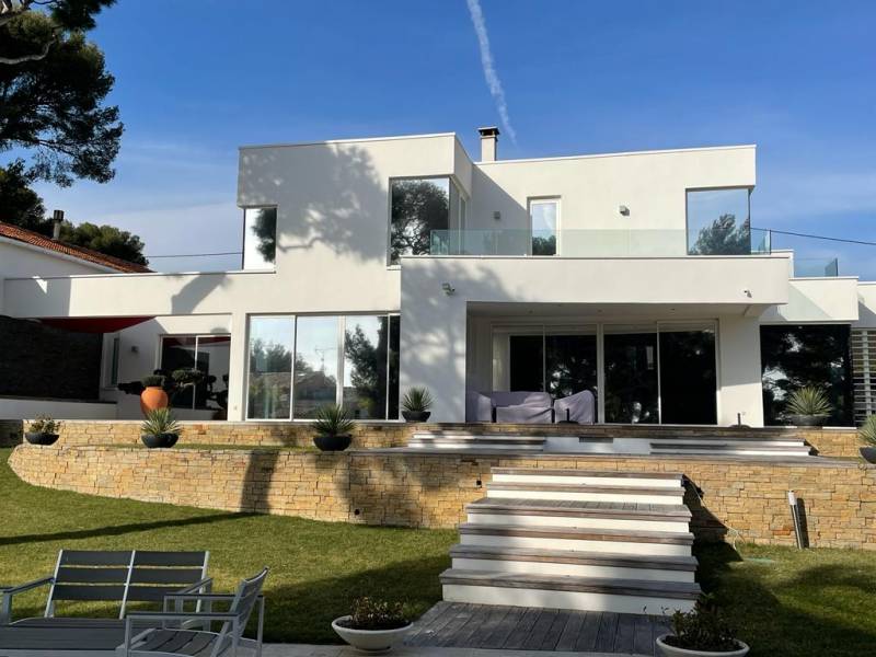 Maison d'architecte à Cassis avec nombreux vitrages équipés de films solaires anti chaleur