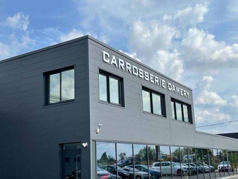 Pose de films de protection solaire sur les façades vitrées d'une société près d'Orange