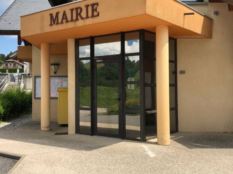 Pose de films adhésifs solaires sur les vitrages de la mairie de Menthonnex sur Clermont