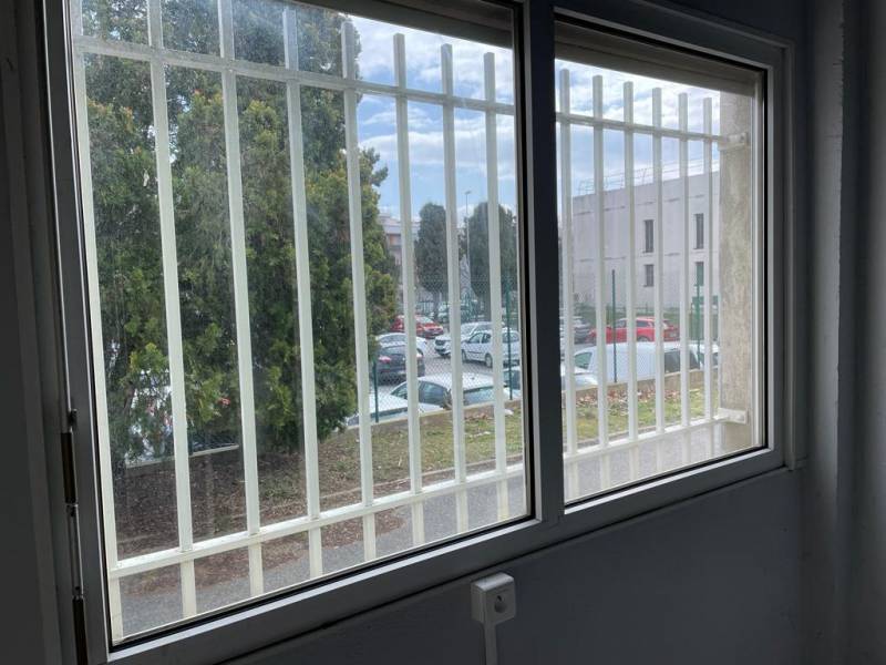 Film adhésif de protection anti ondes appliqué sur les vitrages d'un local professionnel à Valence