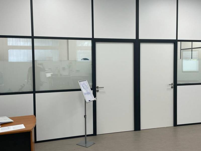 Pose de film anti regards sur les cloisons vitrées d'un cabinet comptable à Nice