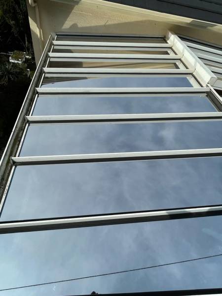 toiture d'une véranda à Peage en Roussiilon équipée d'un film solaire : rejet de 90 % de la chaleur