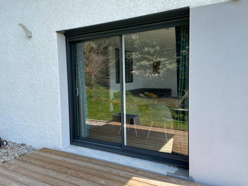 Pose de films anti chaleur transparent sur les fenêtres d'une maison à Thonon les Bains