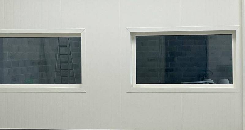 Pose d'un film anti bris de glace sur les vitrages d'une usine agroalimentaire à Carcassonne