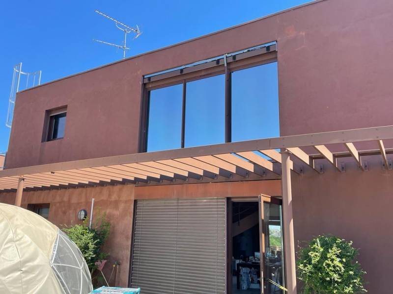 Protéger de la chaleur les baies vitrées d'un loft à Montpellier