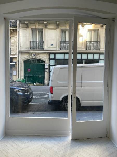 Magasin avec vitrine habillée d'un efilm à opacité variable à Paris 9ème