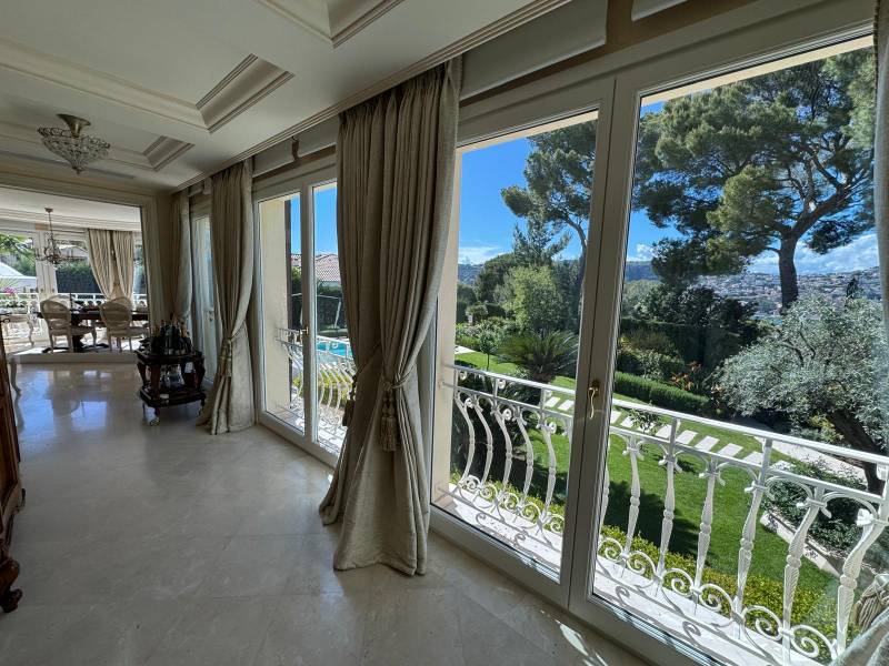 Amélier son isolation thermique dans les Alpes Maritimes avec un film de protection solaire