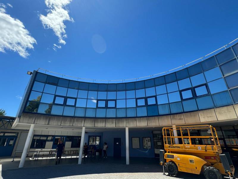 Photo de la pose de films de protection solaire avec aspect miroir sans tain au collège de Quissac dans le 30