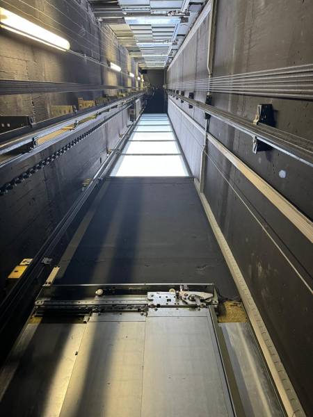 Pose de film de protection solaire pour baisser la température dans la gaine de l'ascenseur dans le 74