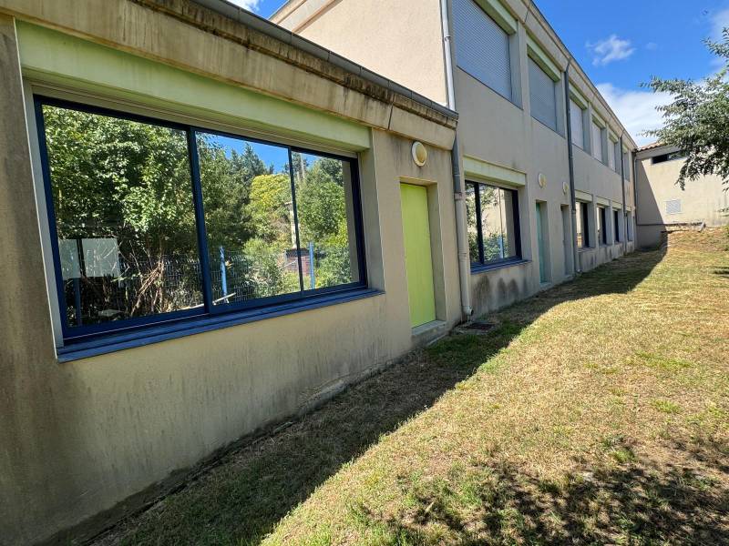 Film aspect miroir sans tain pour réduire la chaleur des salles de classe dans le Gard