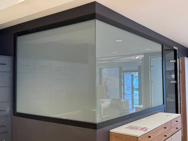 Espace d'examen occulaire avec film à cristaux liquides en mode opaque à Perpignan