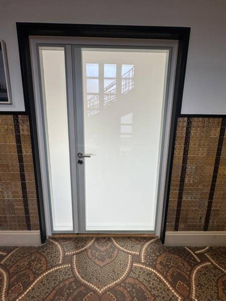 Photo de l'installation du film en mode opaque pour le cabinet d'avocats à Paris