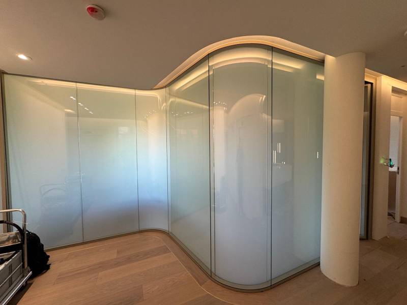 Installation d'un film à cristaux liquides dans une banque en Suisse