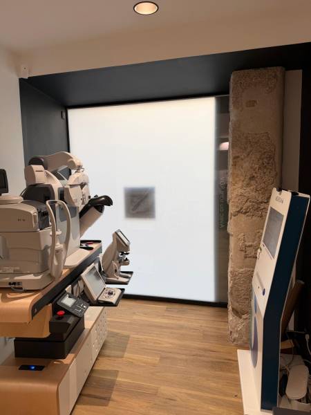 Pose de film à cristaux liquides sur baie vitrée d'un magasin d'optique dans le 38