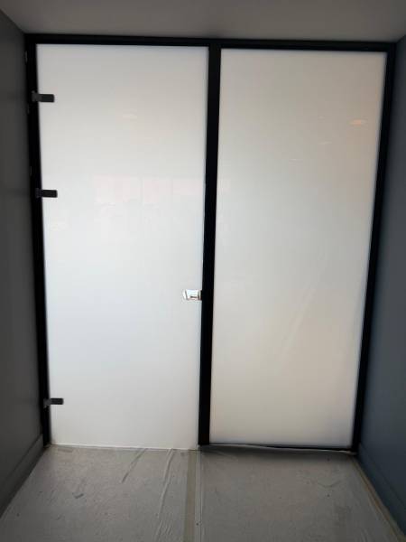 Film à opacité contrôlée en mode off : vitre dépoli pour espace d'examen confidentiel à Béziers