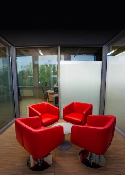 Calculer un devis sur-mesure pour la pose de films à opacité télécommandée sur les cloisons vitrées d'une salle de réunion à Marseille